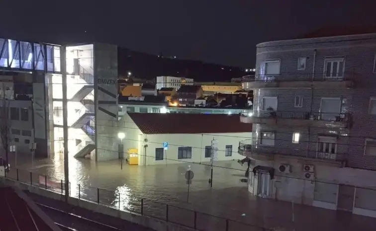 Algumas zonas ribeirinhas de Vila Franca de Xira ficaram inundadas durante a madrugada